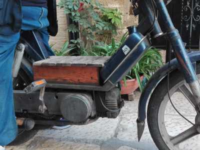 Ad accompagnarlo nelle sue consegne c�� sempre il suo fidato �Ciao�. �Lo comprai quando ero ancora alla cantina � ci spiega -. Durante una consegna al quartiere San Paolo fui rapinato e privato del mio tre ruote. Rimasto senza mezzi, acquistai questo motorino che modificai aggiungendovi una pedana in legno per poter caricare i fardelli d�acqua e le casse di birra�.